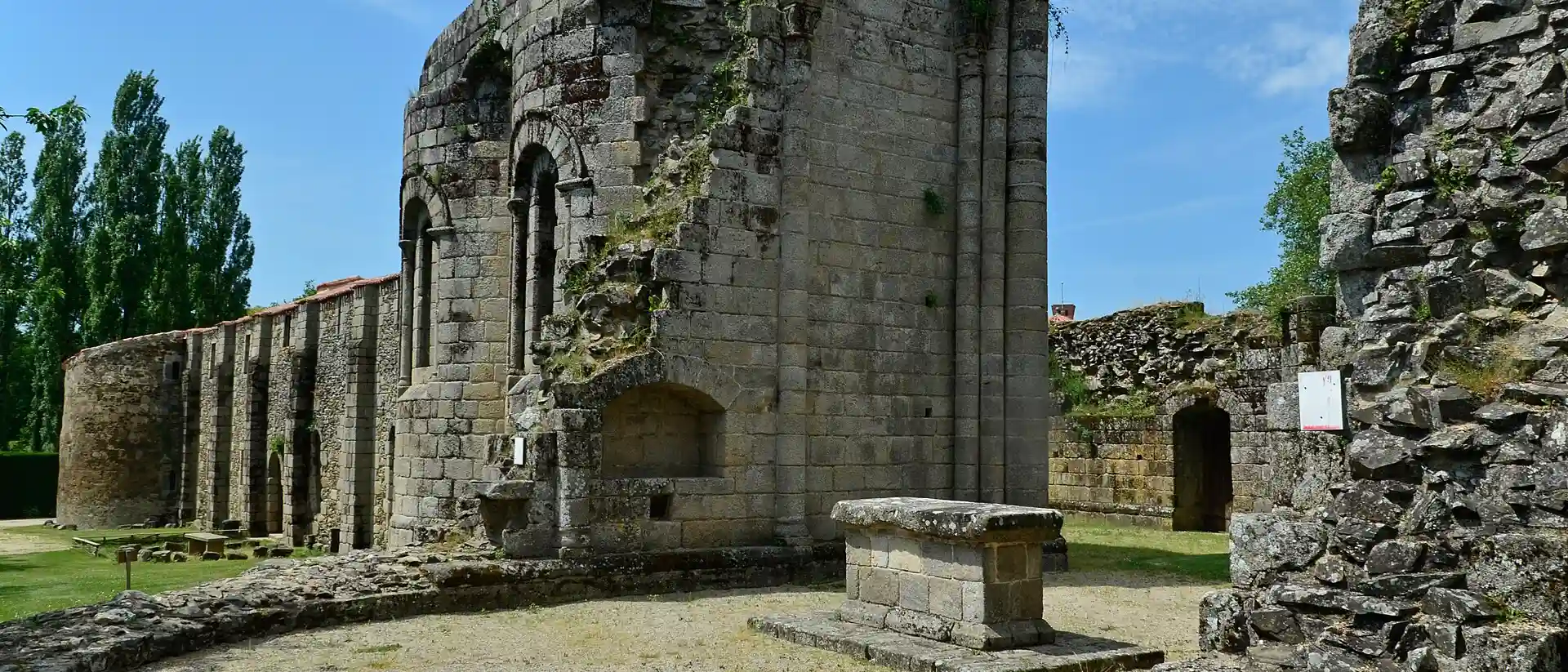Abbaye Notre-Dame de La Grainetière, Les Herbiers