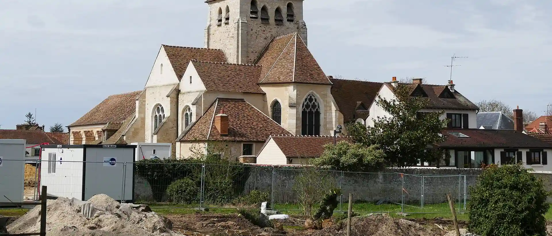 Église Saint-Pierre, Plaisir